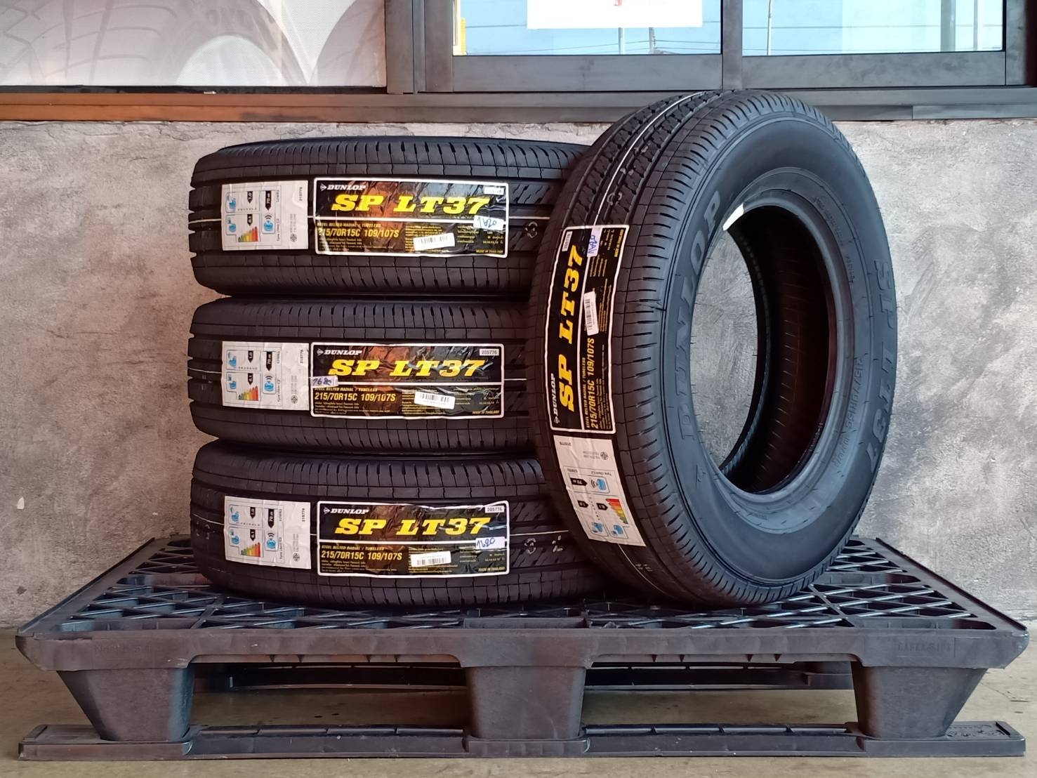 DUNLOP 215/70R15 SP LT37 109/107S MADE IN THAILAND