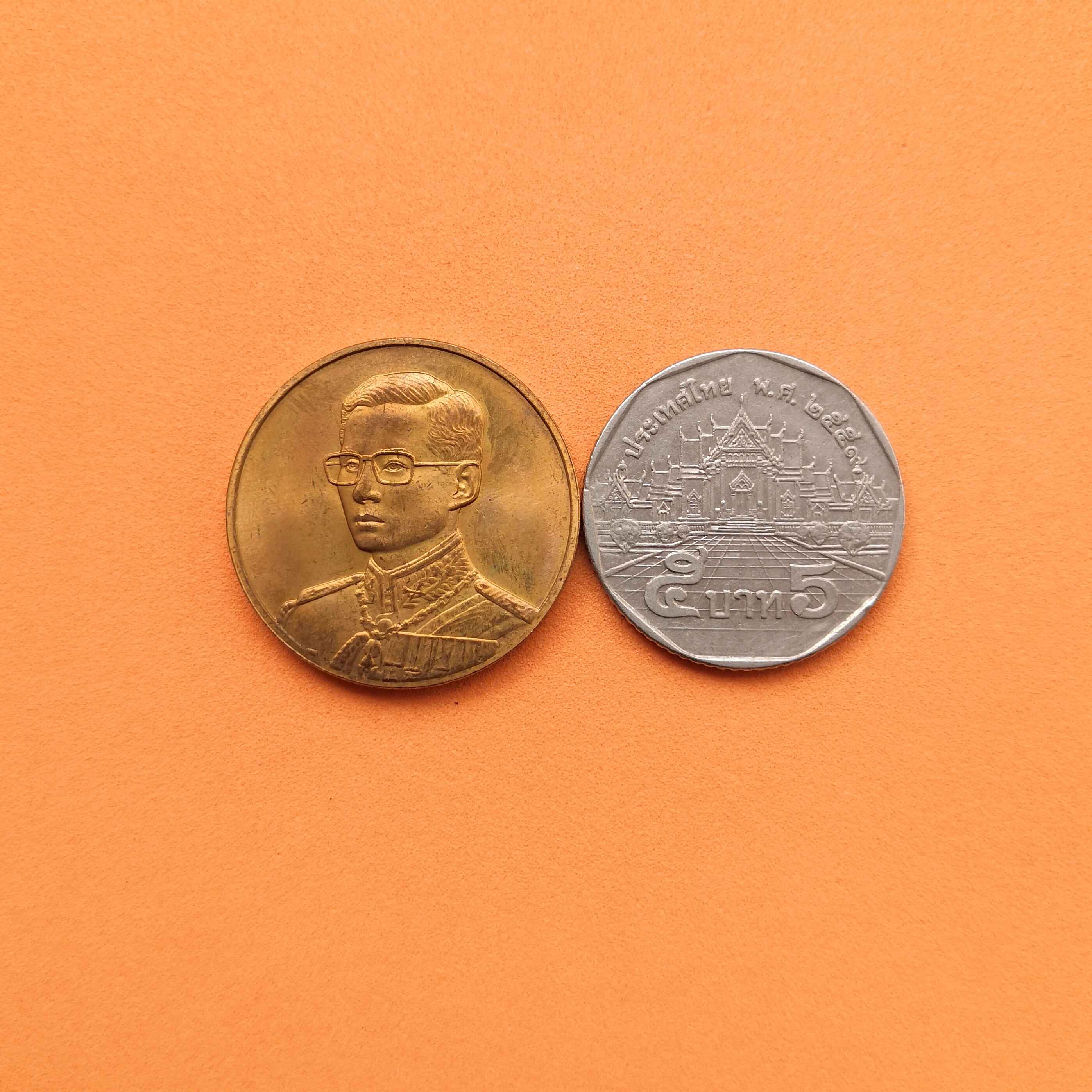 เหรียญ รัชกาลที่ 9 ที่ระลึกเฉลิมพระเกียรติ 72 พรรษา ปี 2542 จัดสร้างโดยสมาคมตงฮั้วฮ่วยก้วง สุพรรณบุรี เนื้อทองแดง ขนาด 2.6 เซน บล็อคกษาปณ์