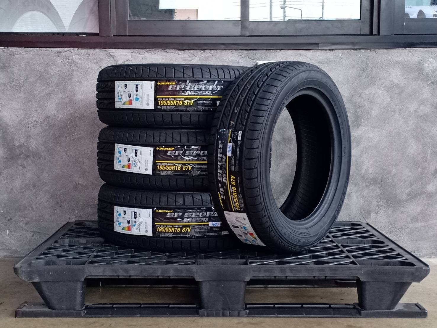 DUNLOP 195/55R16 SP SPORT LM704 87V MADE IN THAILAND