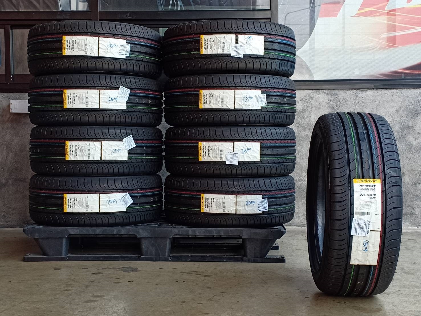 DUNLOP SP SPORT MAXX050 235/45R18 ปี19