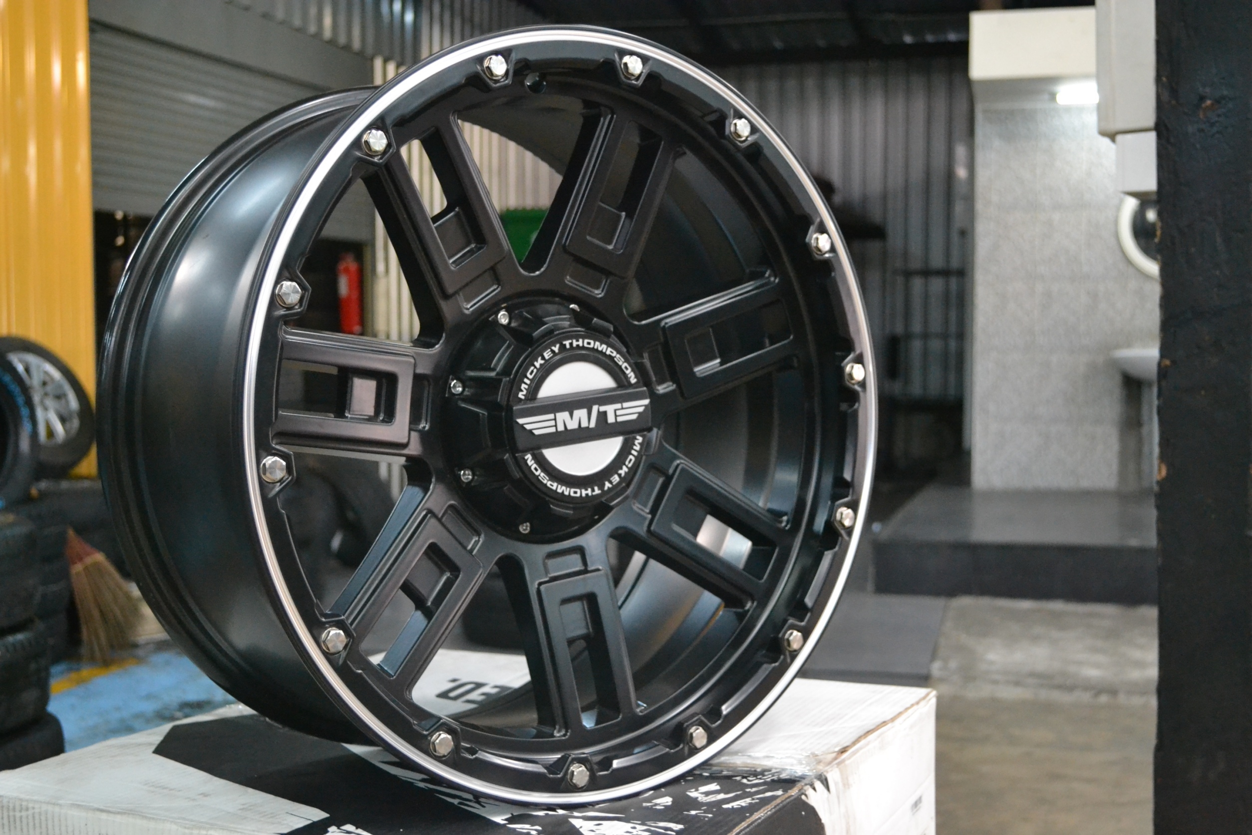 ล้อแท้ MICKEY THOMPSON SQ85 SIDEBIT SIDEBITER