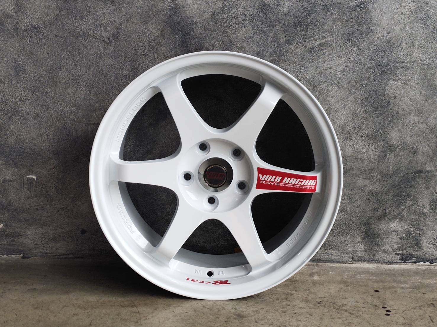 TE37 202 17X8 5H114.3 ต้องการส่วนลดราคาพิเศษ กรุณาสอบถาม