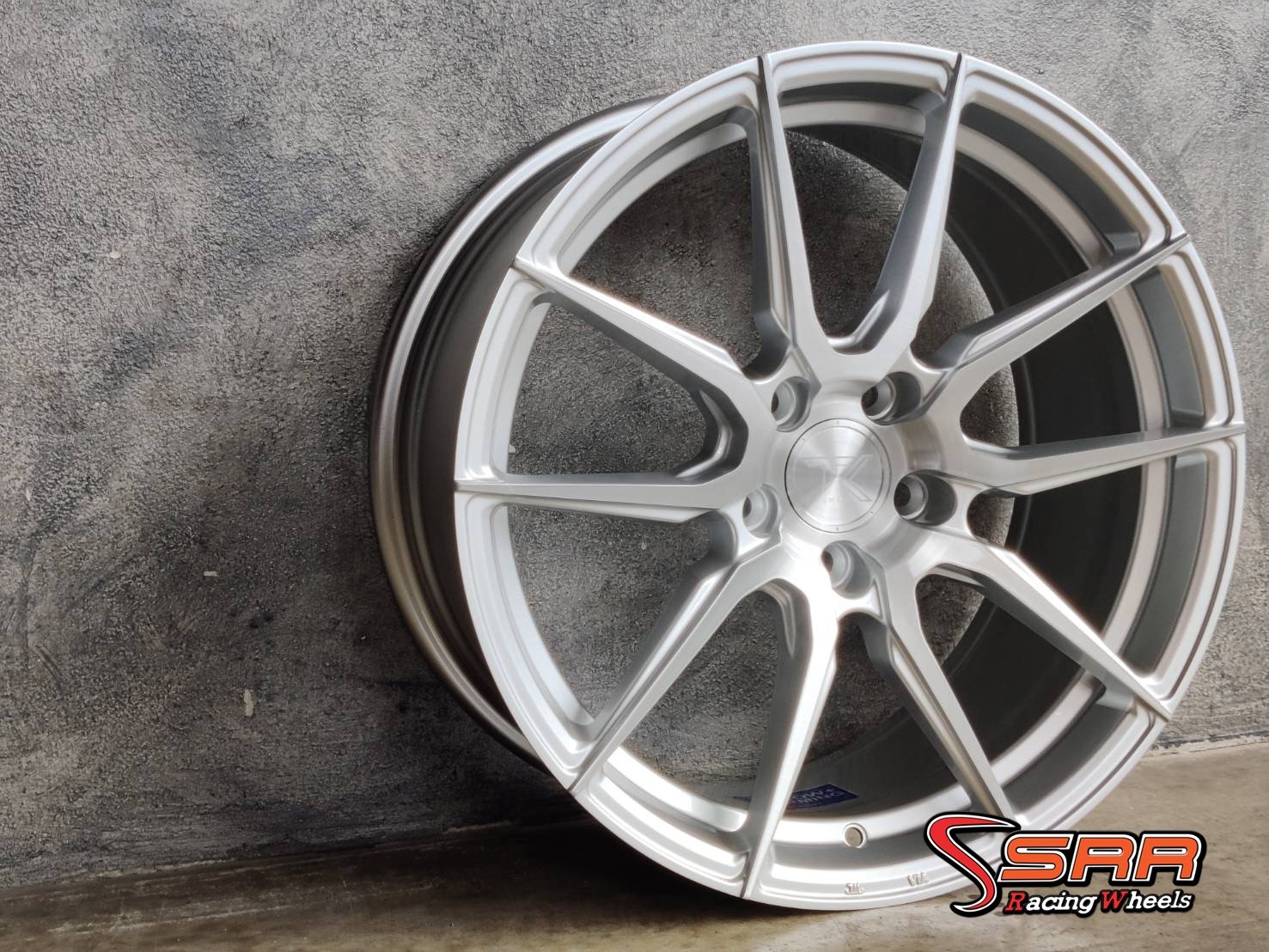 TK-SMART : TMF102 18X8.5 5X112-114.3 32 P/BRUSHED/SILVER (หน้าปัดเงาร่องซิลเวอร์)