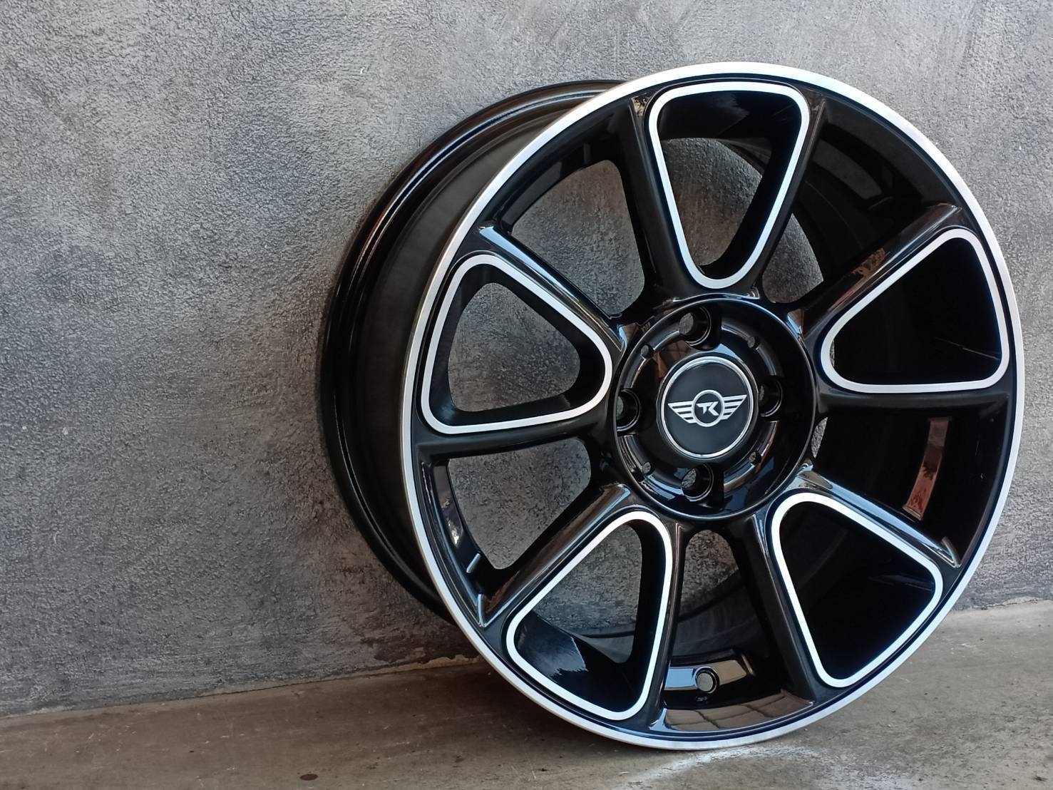 TK-DOLPHIN 15X7 4X100 35 73.1 FP/B