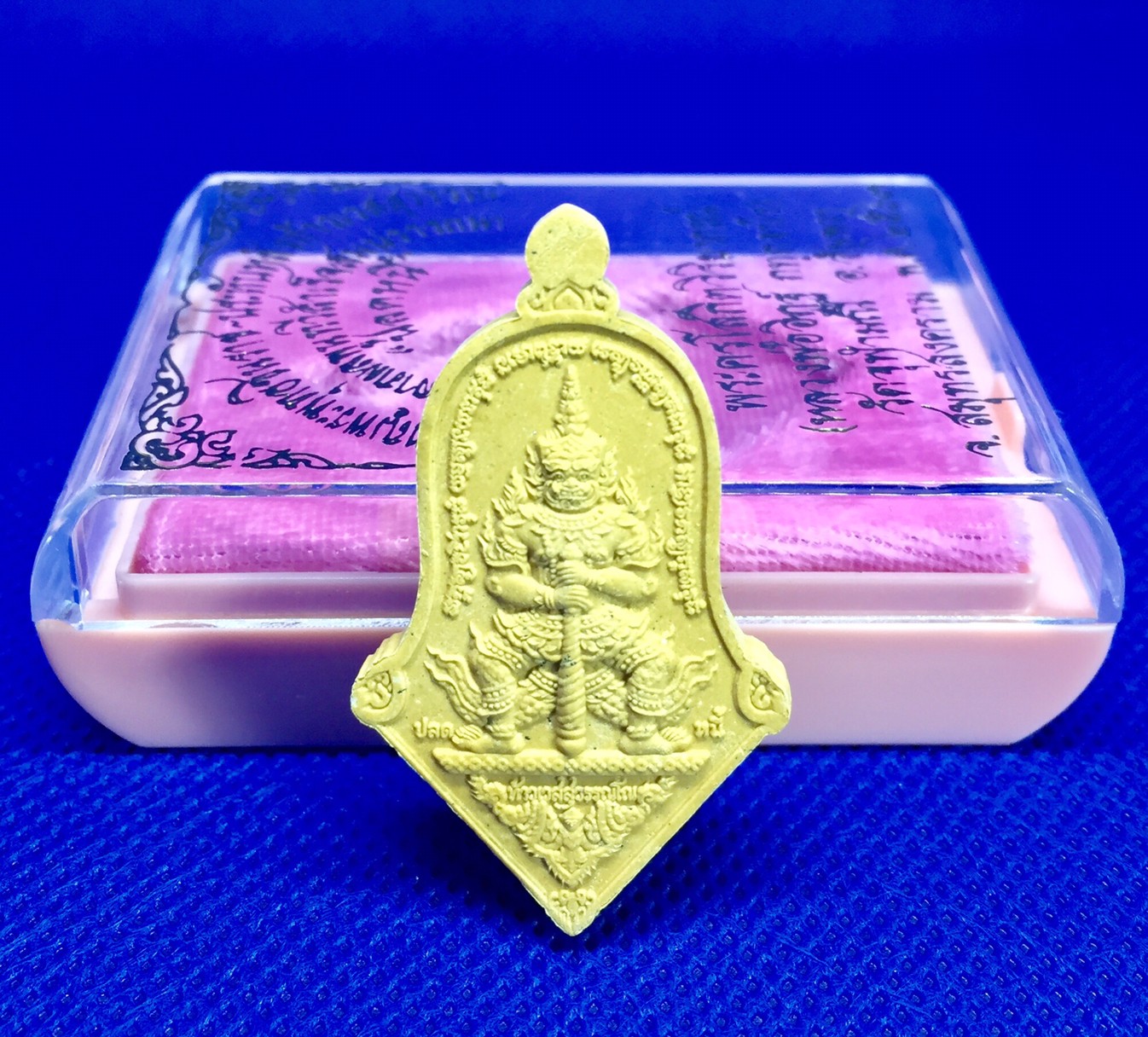 ผงจำปีปลดหนี้ พระพุทธชินราช ประทับหลังองค์ท้าวเวสสุวรรณ