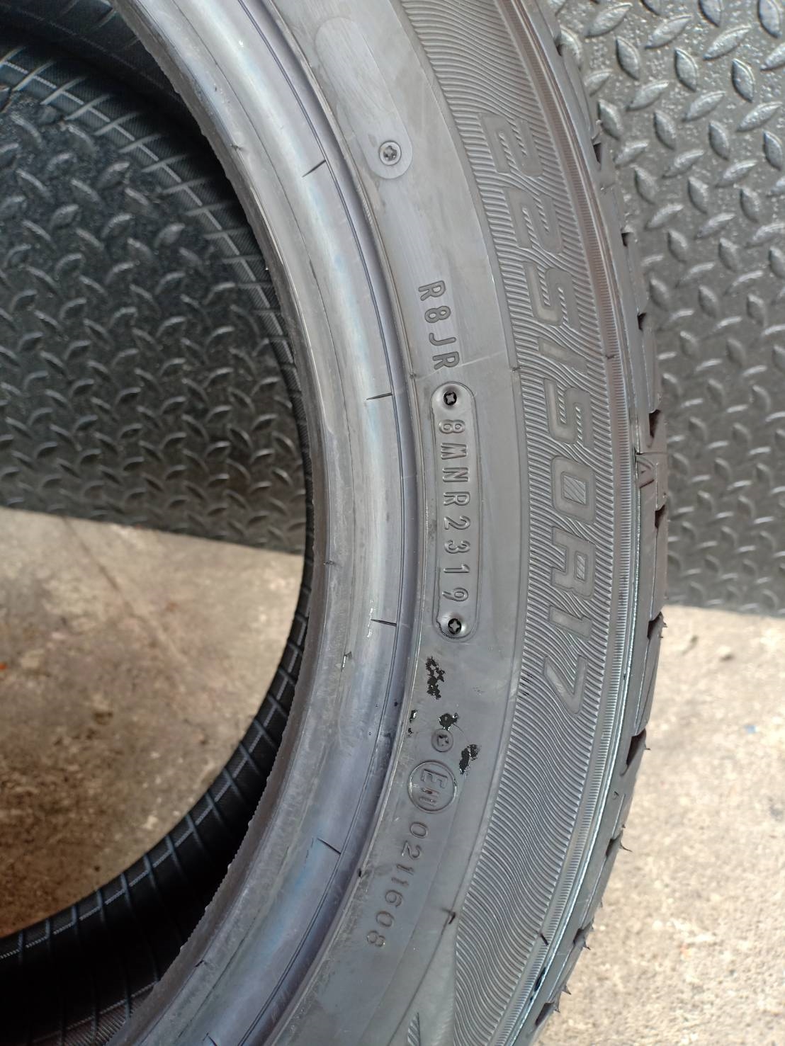 ยางใหม่ DUNLOP LM704 225/50-17 ปี19 ราคาพิเศษ