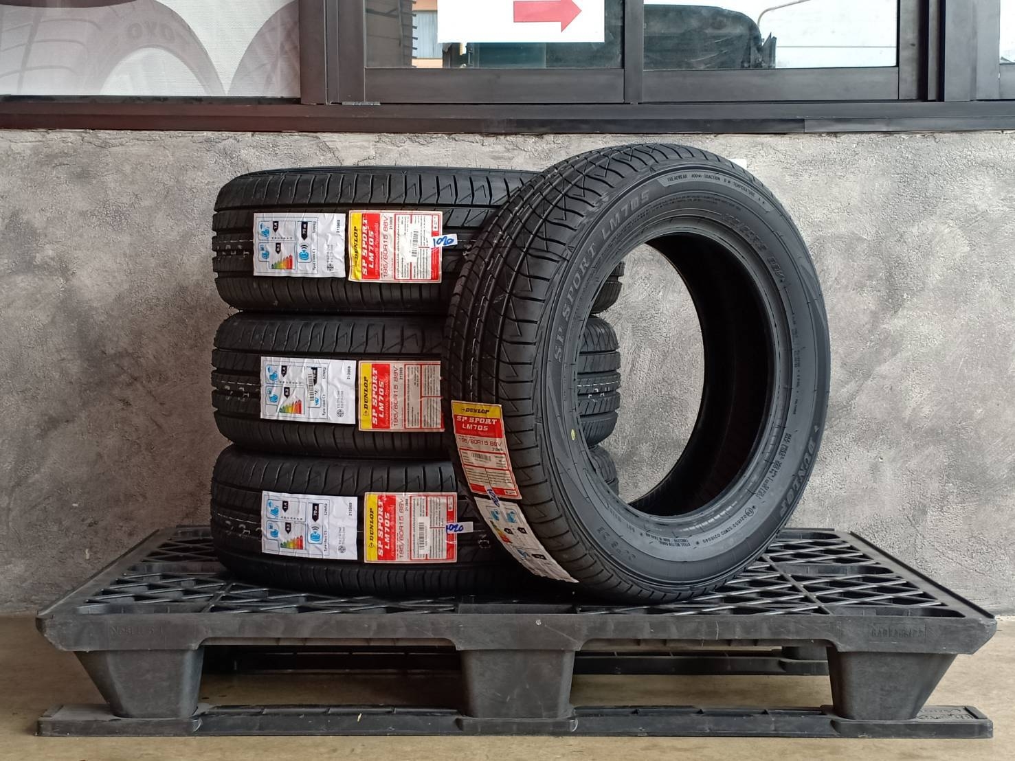 DUNLOP 195/60R15 SP SPORT LM705 88V MADE IN THAILAND