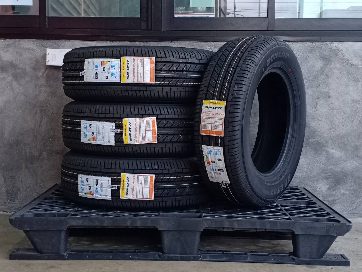 DUNLOP 215/65R16 SP LT37 106/104S MADE IN THAILAND