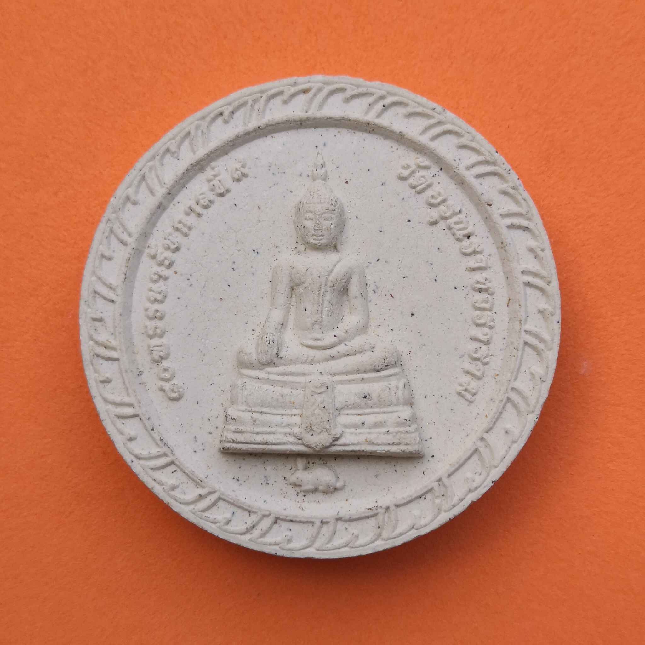 พระผง พระพุทธธรรมมิศรราชโลกธาตุดิลก ที่ระลึกพระราชพิธีถวายผ้าพระกฐินทางชลมารค วัดอรุณราชวราราม พศ 2550 ขนาด 4.1 เซน