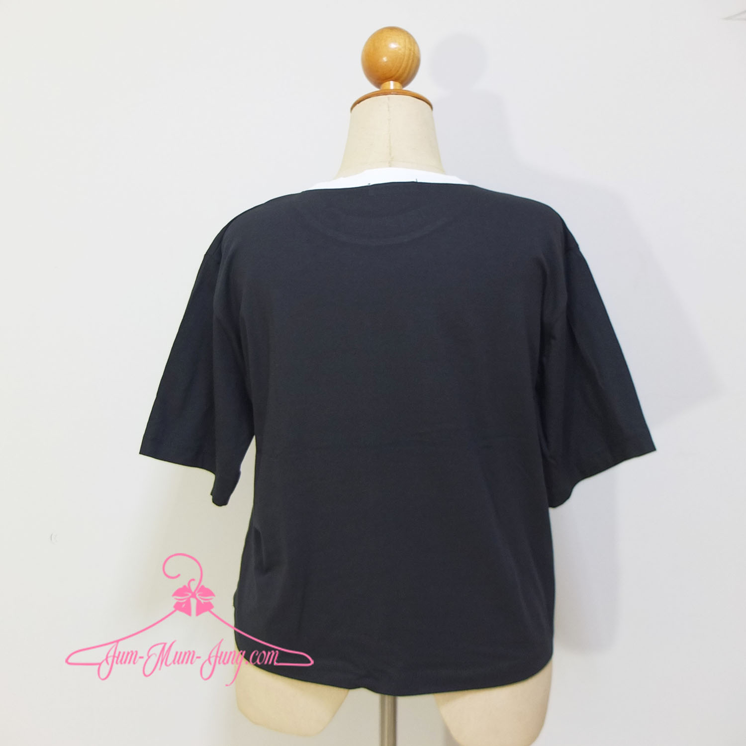 *อก50-52นิ้ว*เสื้อคนอ้วนตัวสั้นผ้ายืดสีดำขลิปสีขาวช่วงคอสกรีนลายแมว เนื้อผ้ายืดได้เยอะ สวยน่ารักมากๆค่ะ