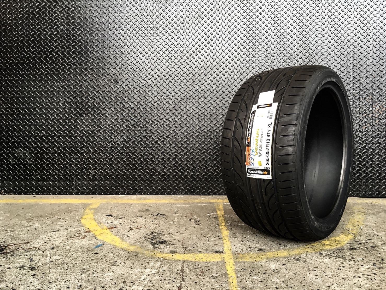 HANKOOK V12 EVO-2 265-35-18 เส้น 5500 ปกติ 7500 ปี17
