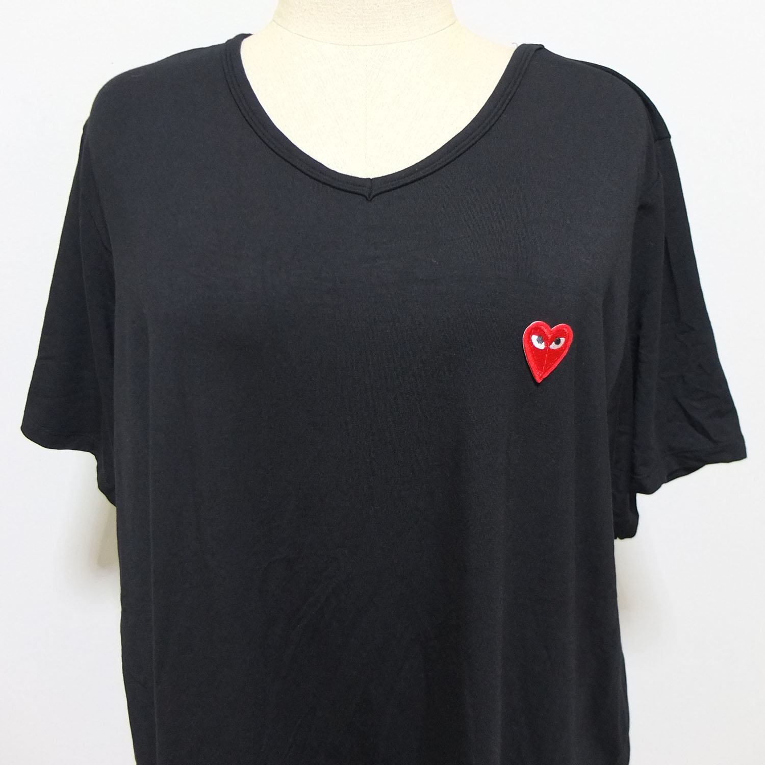 *อก52-56นิ้ว*เสื้อคนอ้วนคอวีผ้ายืดเรย่อนเนื้อหนาสีดำแต่งหัวใจแดงที่หน้าอก ผ้ายืดได้เยอะ สวยน่ารักมากๆค่ะ