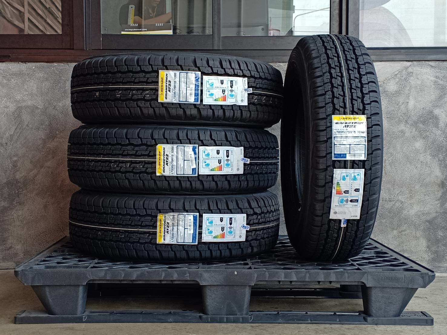 DUNLOP 235/75R15 GRANDTREK AT22 109S MADE IN THAILAND