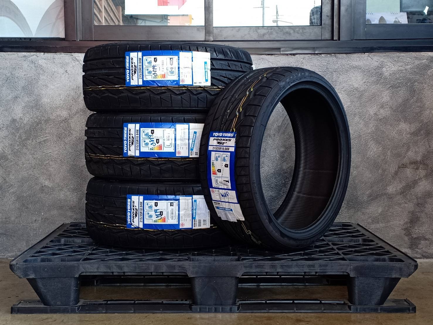 TOYO PROXES TR1 215/35R18 84W JAPAN