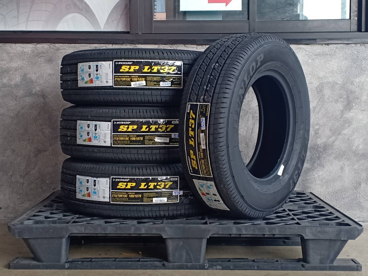 DUNLOP 215/70R15 SP LT37 109/107S MADE IN THAILAND