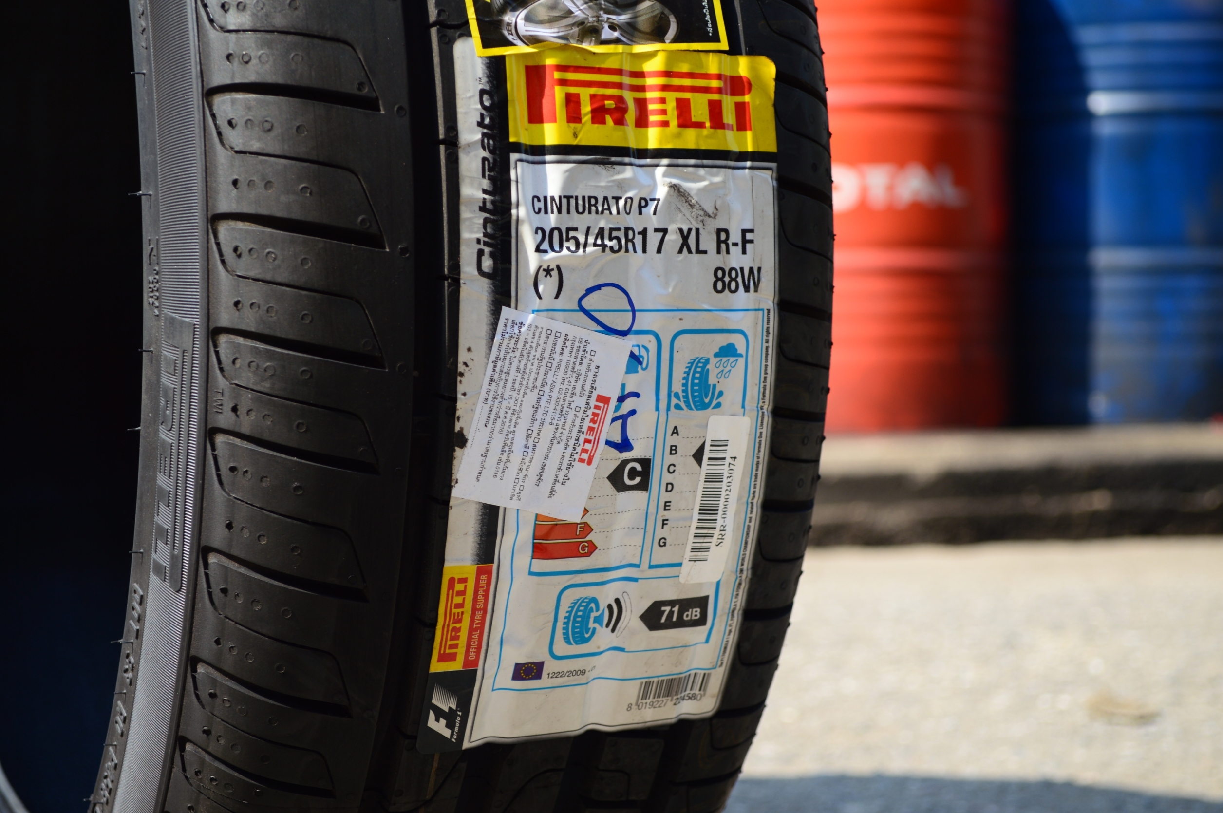 PIRELLI CINTURATO P7 205/45-17 88W XL เส้น 7500 บาท ( runflat) ปี17