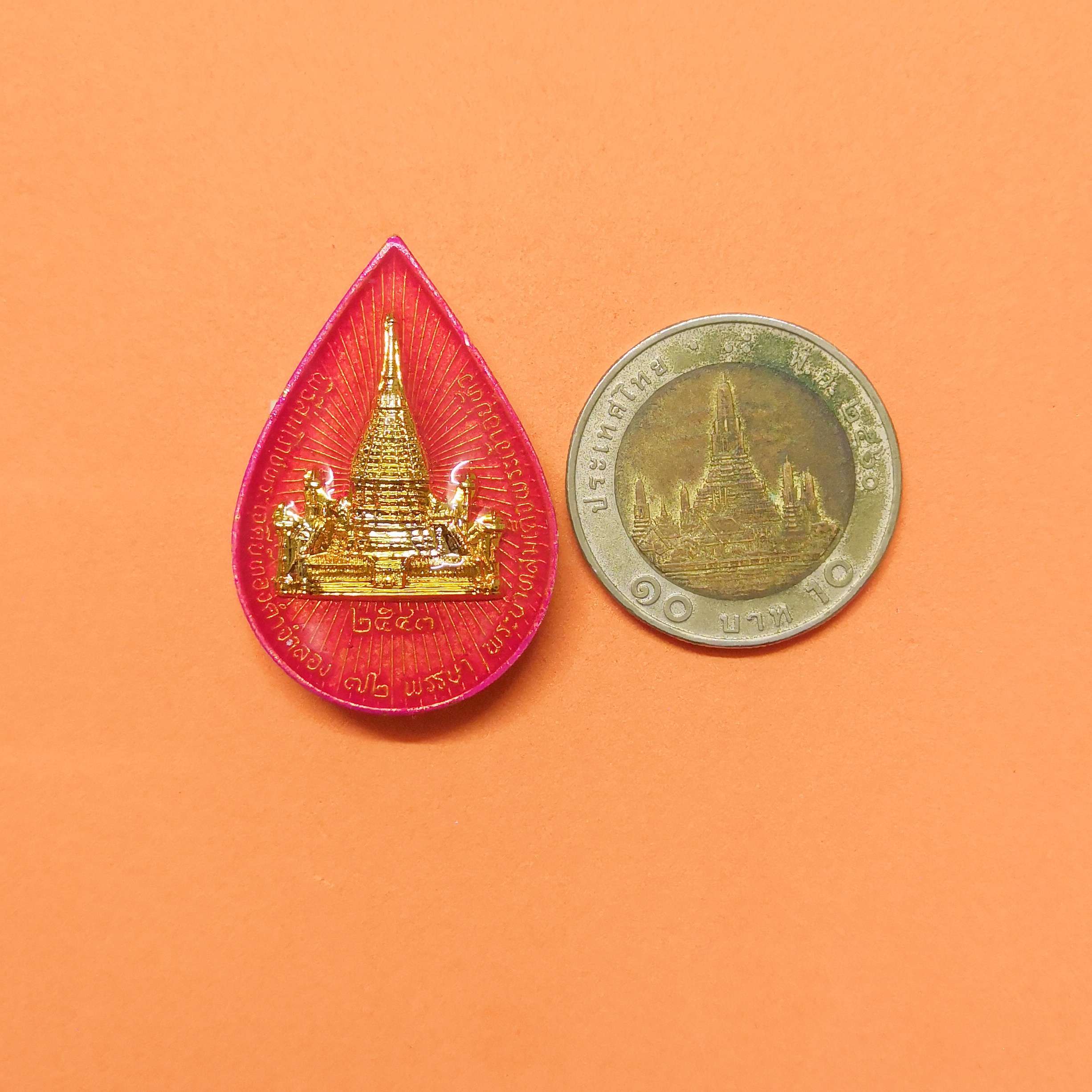 เข็มที่ระลึก พิธีสมโภชพระเจดีย์ทองคำจำลอง 72 พรรษา รัชกาลที่ 9 วัดพระธาตุดอยสุเทพ เชียงใหม่ ปี 2543 ขนาดสูง 3.5 เซน
