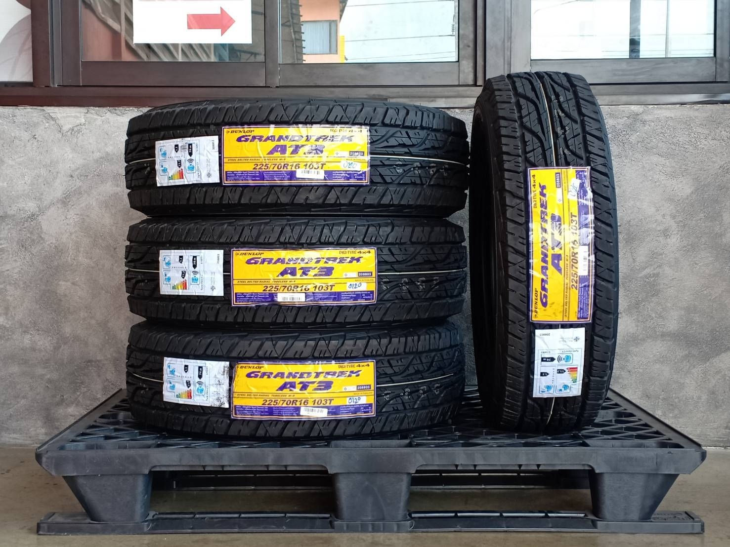 DUNLOP 225/70R16 GRANDTREK AT3 103T (ตัวหนังสือขาว) MADE IN THAILAND