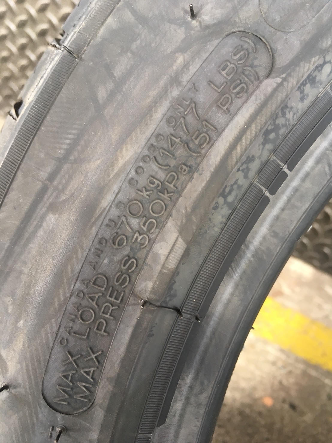 MICHELIN PRIMACY LC 215-55-17 เส้น 3900 ปี 17 ปกติ6000