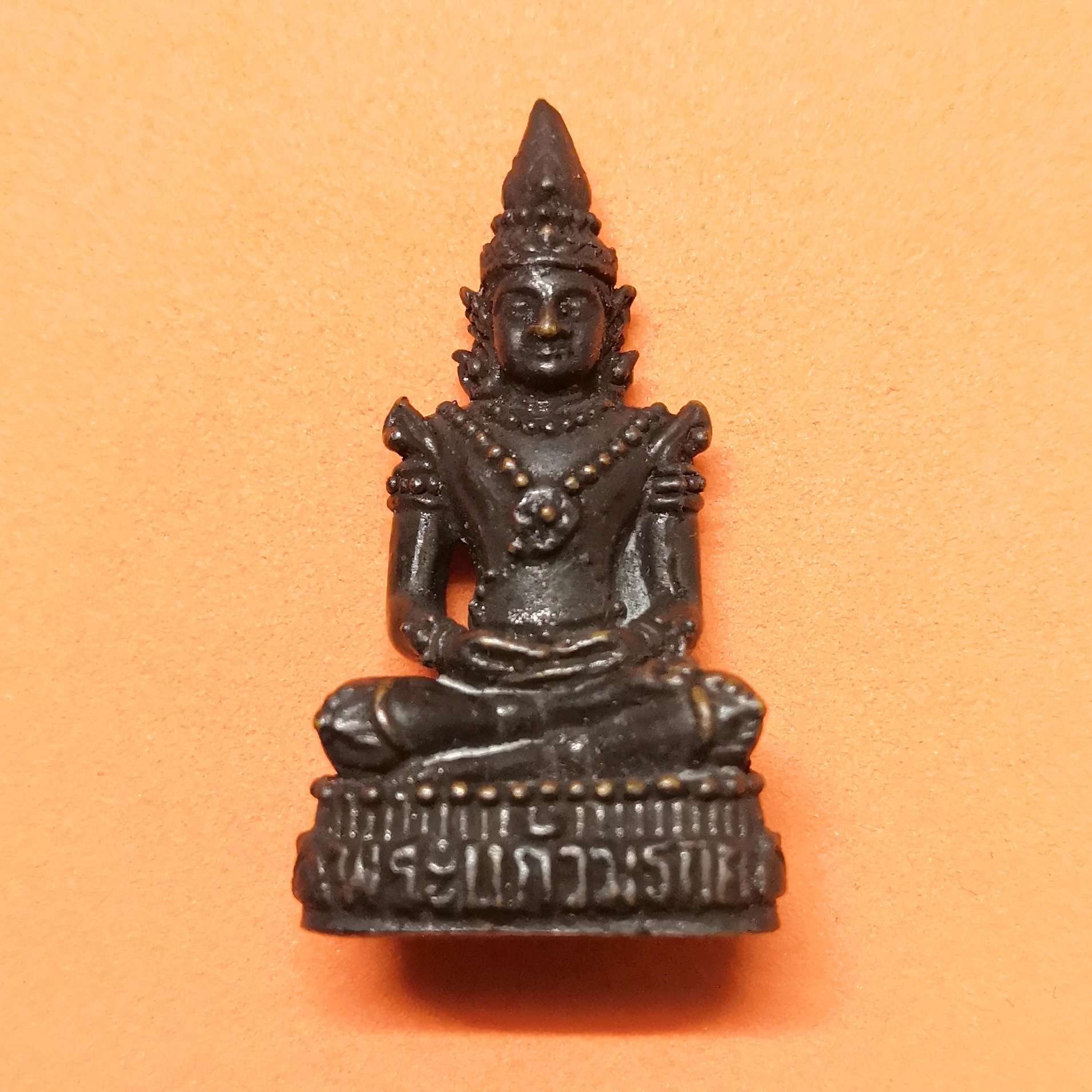 รูปหล่อ พระแก้วมรกต หลวงปู่หมุน ฐิตสีโล วัดบ้านจาน จ.ศรีสะเกษ ปี 2561 มีโค้ดและเลขกำกับ ขนาดสูง 3.2 เซน พร้อมกล่องเดิม ***ที่อุดกริ่งใต้ฐานหลุดครับ***