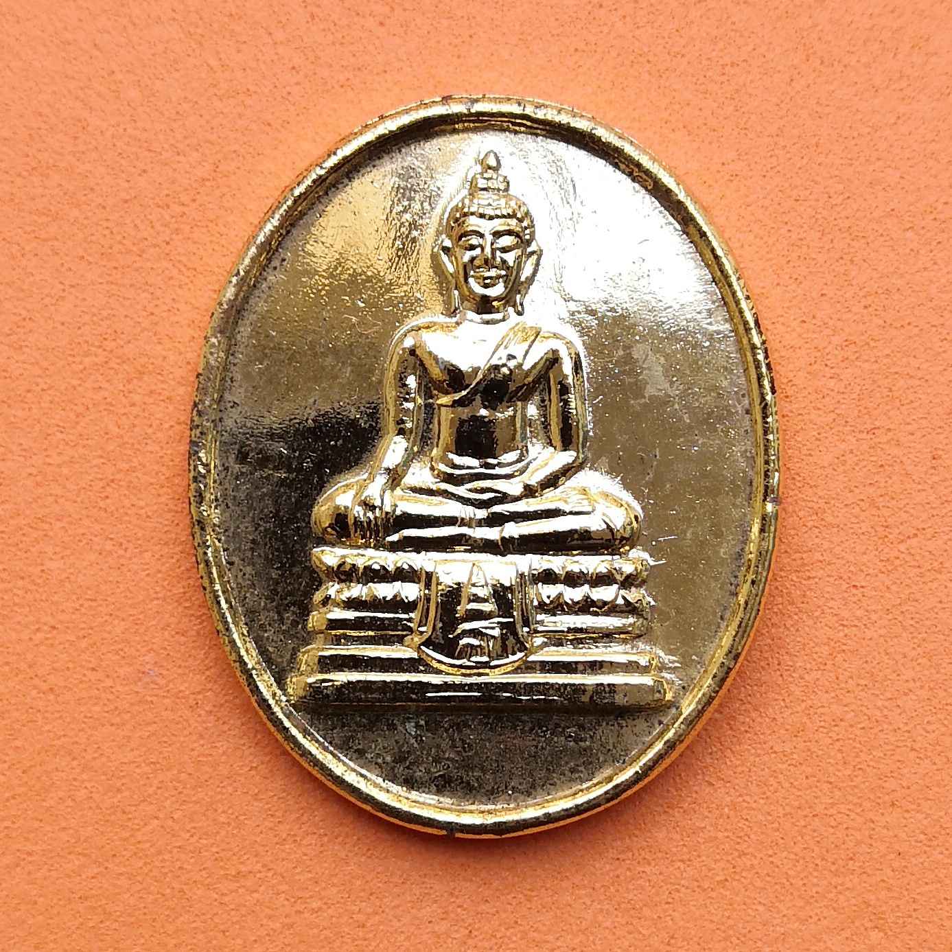 เหรียญ พระพุทธ หลัง สธ ที่ระลึกวันพระราชสมภพครบ 3 รอบ สมเด็จพระเทพรัตนราชสุดาฯ โรงเรียนอนุบาลคุณากร จัดสร้างปี 2534 เนื้อกะไหล่ทอง สูง 2.8 เซน พร้อมกล่องเดิม