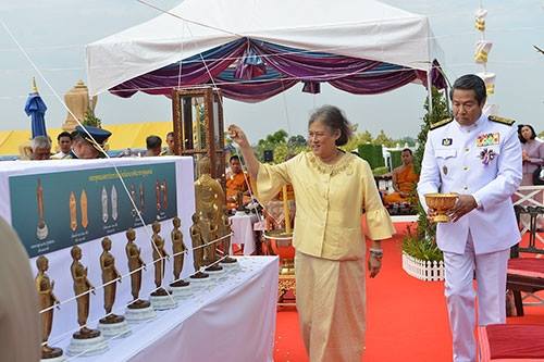 เหรียญ พระพุทธเมตตาประชาไทย ไตรโลกนาถคันธารราฐอนุสรณ์ หลัง ภปร และ สก วัดทิพย์สุคนธาราม กาญจนบุรี ปี 2558 เนื้อทองแดง สูง 4.6 เซน พร้อมกล่อง