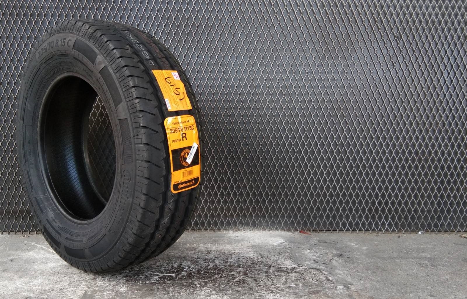 CONTINENTAL VANCONATACT AP 205/70-15 เส้น 2500 ปกติ 3000 ปี19