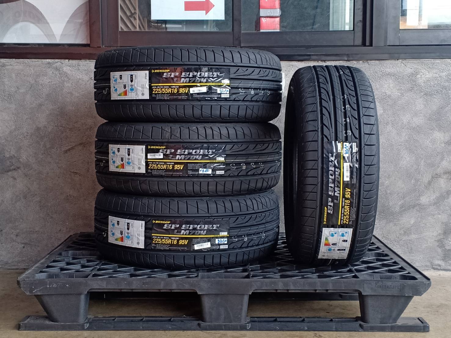 DUNLOP 225/55R16 SP SPORT LM704 95V MADE IN THAILAND