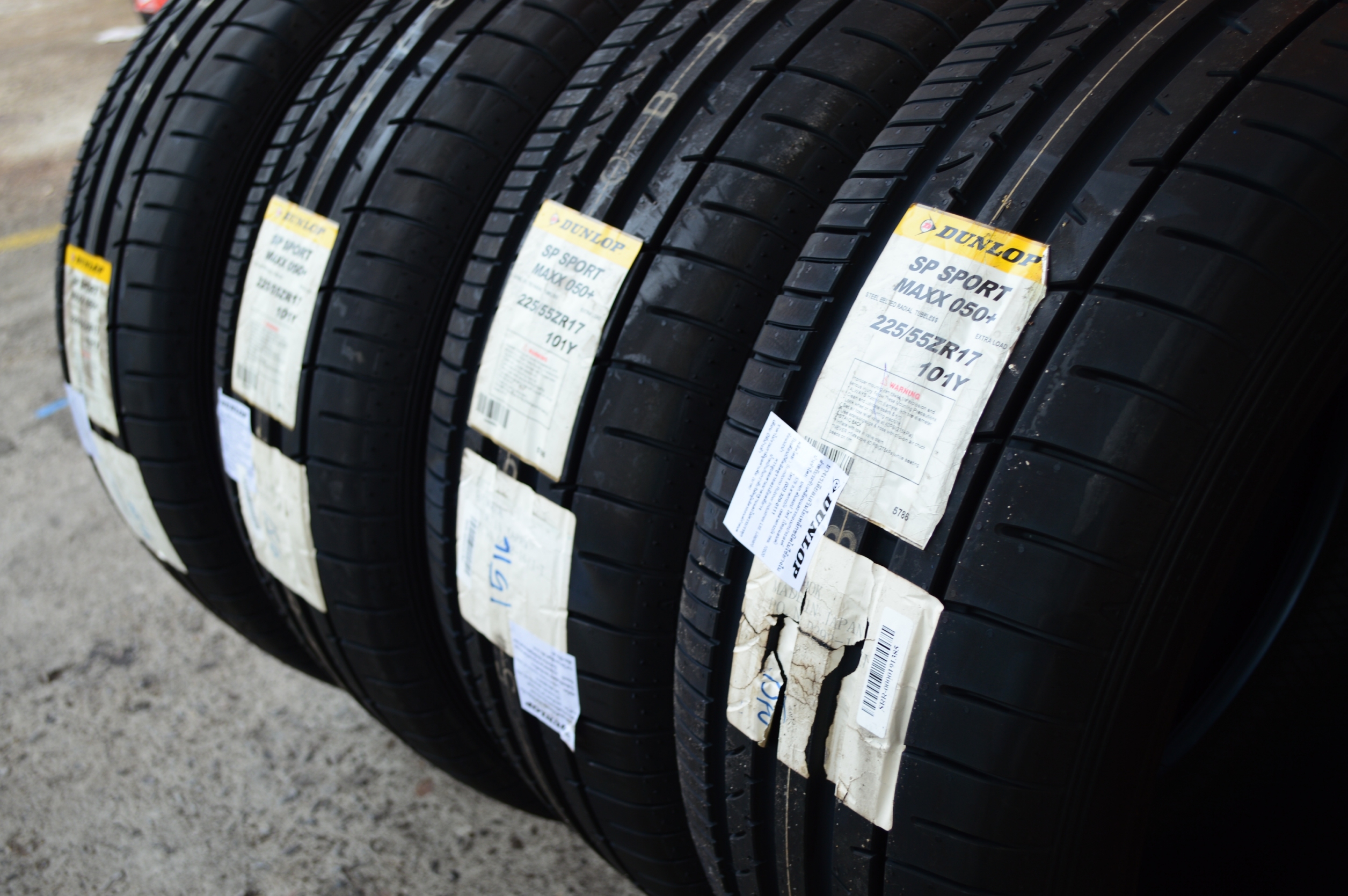 DUNLOP SP SPORT MAXX050+ 225-55R17 ขาย 2,900 ปกติ 5500