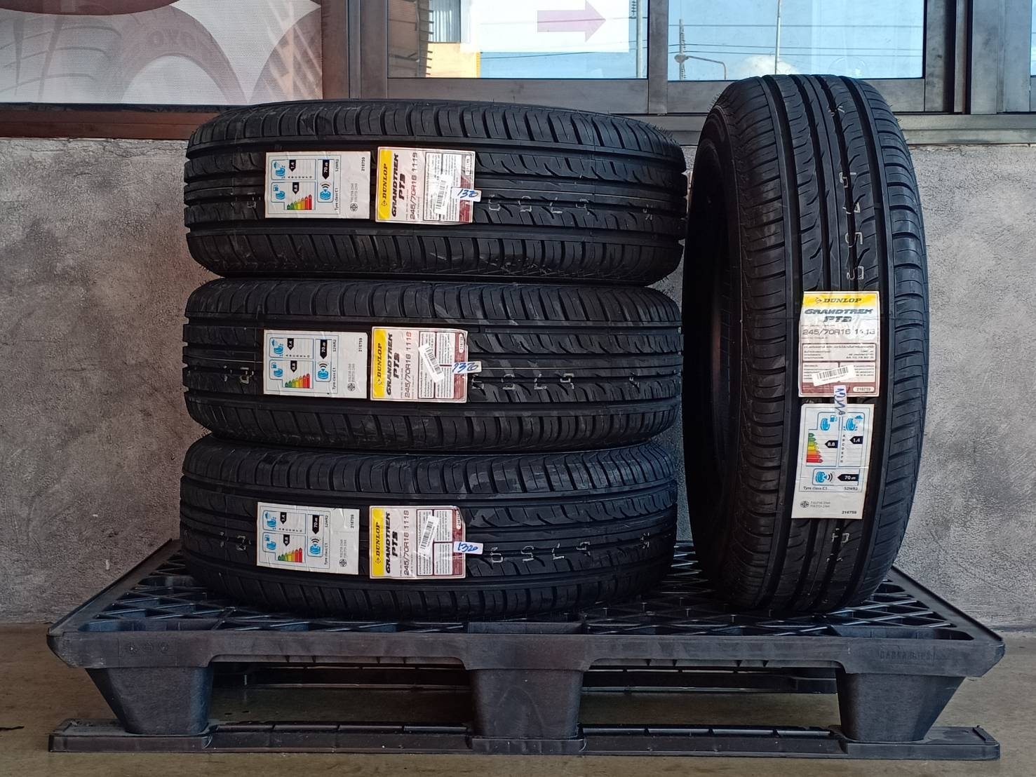 DUNLOP 245/70R16 GRANDTREK PT3 111S MADE IN THAILAND