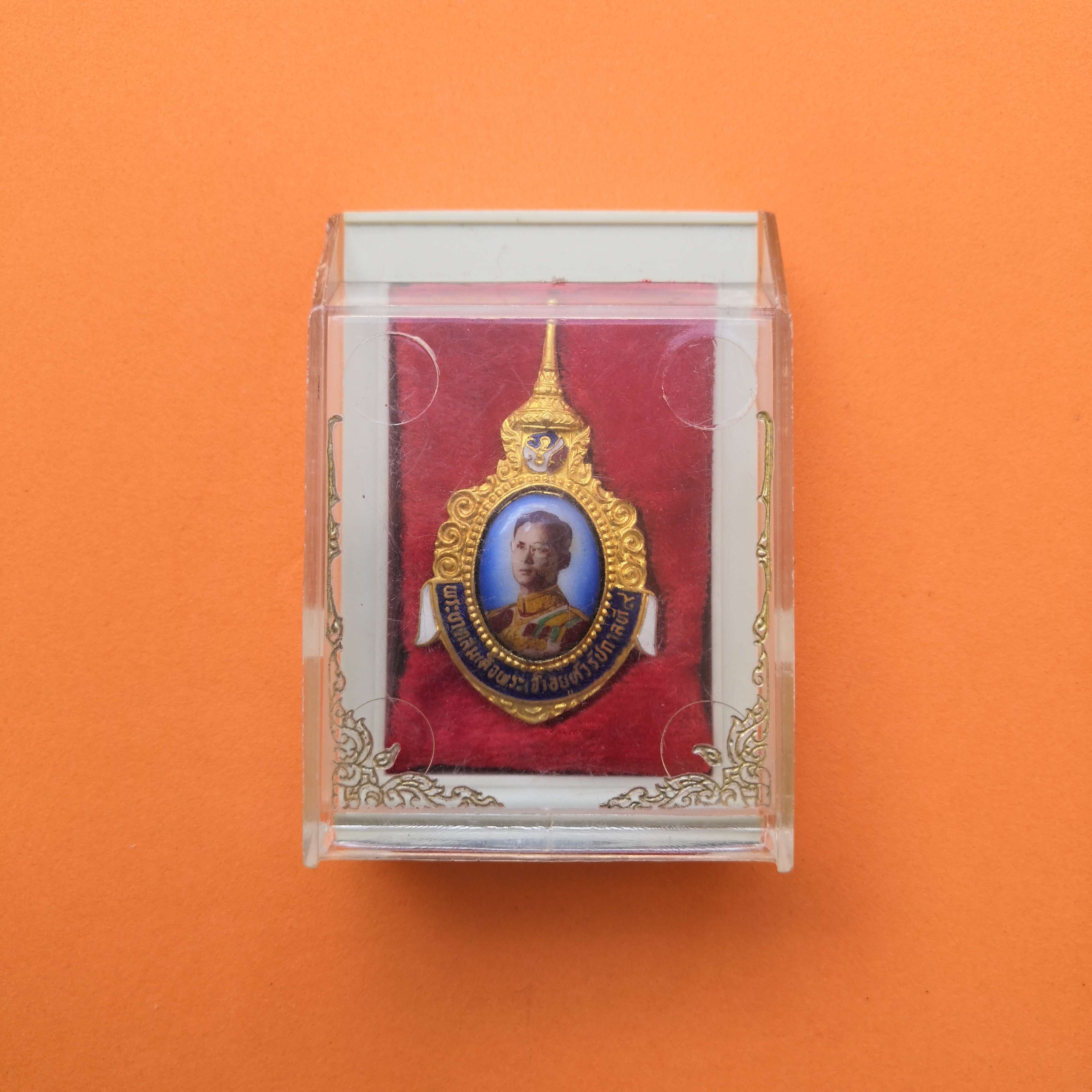 เข็มกลัดพระบาทสมเด็จพระเจ้าอยู่หัว รัชกาลที่ 9 ที่ระลึกในงานพระราชทานผ้าพระกฐิน วัดเวฬุราชิณ กรุงเทพ พศ 2536 พร้อมกล่องเดิม