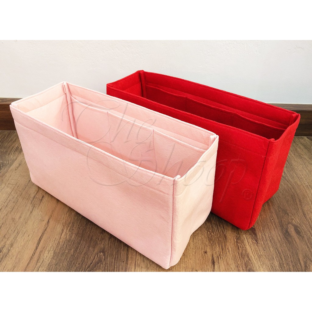 ที่จัดระเบียบกระเป๋า LV on the go MM / GM มี 4 สี ช่วยแก้ปัญหา หาของสิ่งของในกระเป๋าไม่เจอ ก้นกระเป่าห้อยไม่สวย ที่สำคัญ!! น้ำหนักเบาจนเหมือนไม่ได้ใส่