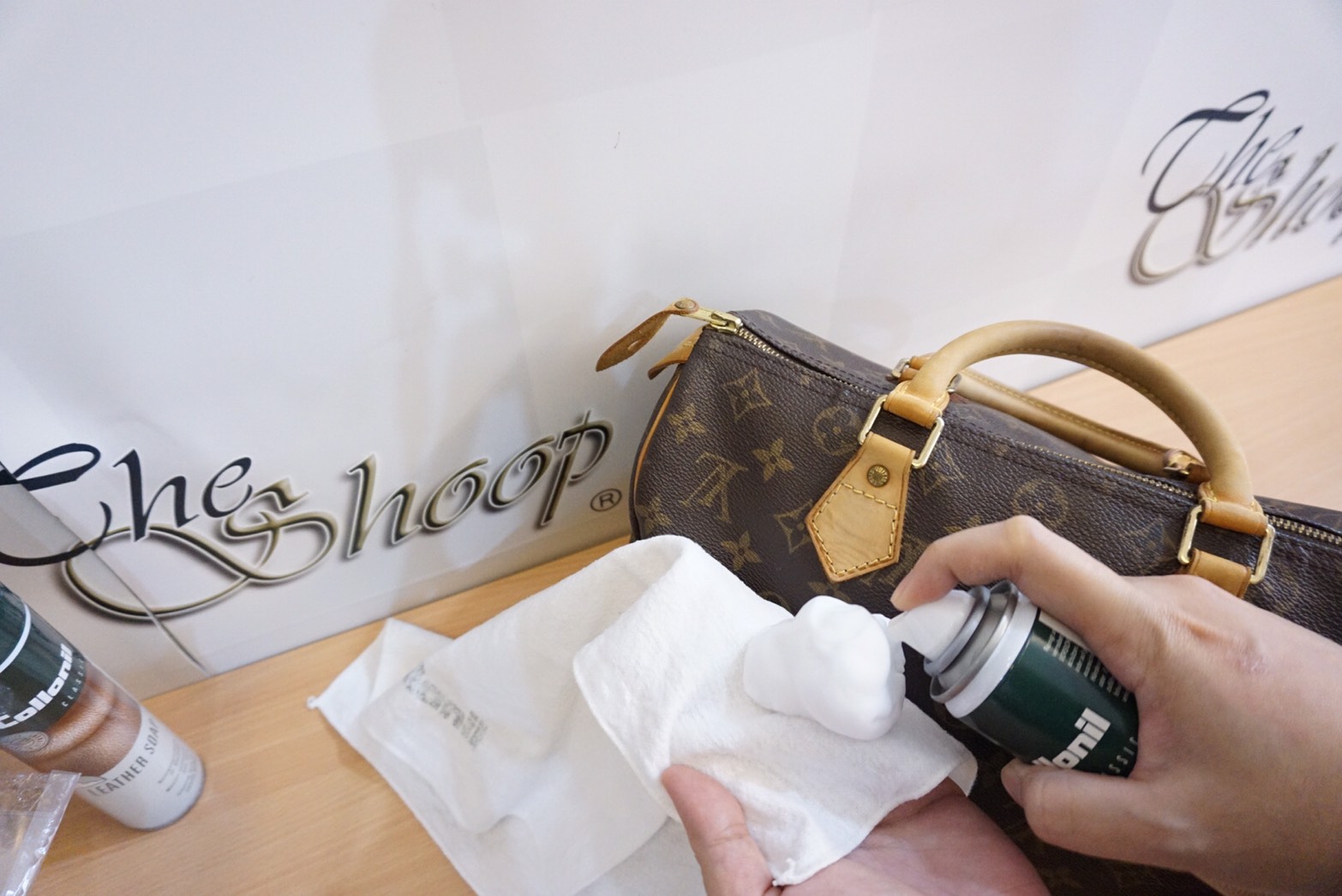 Collonil Leather Soap 200 ml. โฟมทำความสะอาด หนังเรียบ ใช้สำหรับหนัง LV Monogram / Damier / MCM แถมฟรีผ้าสำลีเช็ดกระเป๋า 1 ผืน