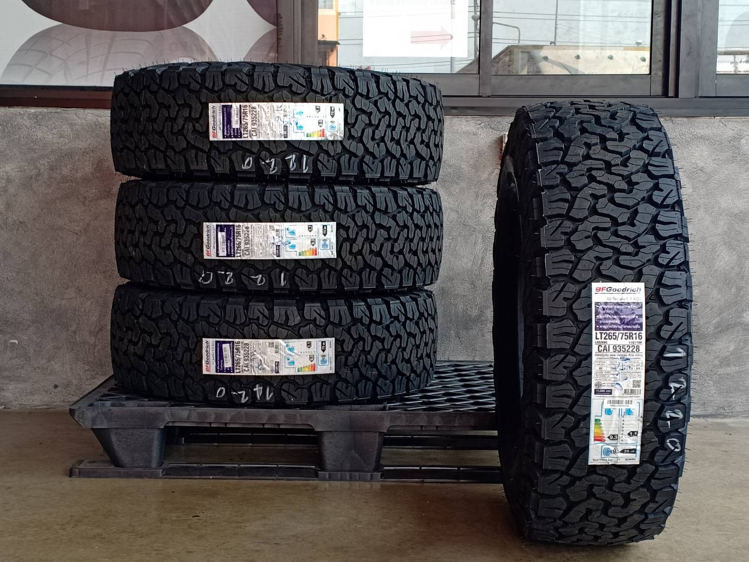 BF-GOODRICH 265/75R16 ALL TERRAIN T/A KO2 119/116R 8PR (ตัวหนังสือขาว) MADE IN THAILAND