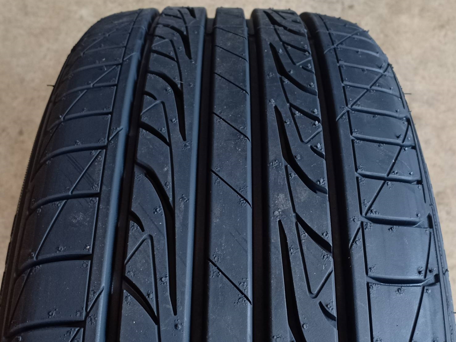 DUNLOP LM704 225/45-18 ราคาพิเศษ ปีใหม่กว่า ราคาถูกกว่าเดิม
