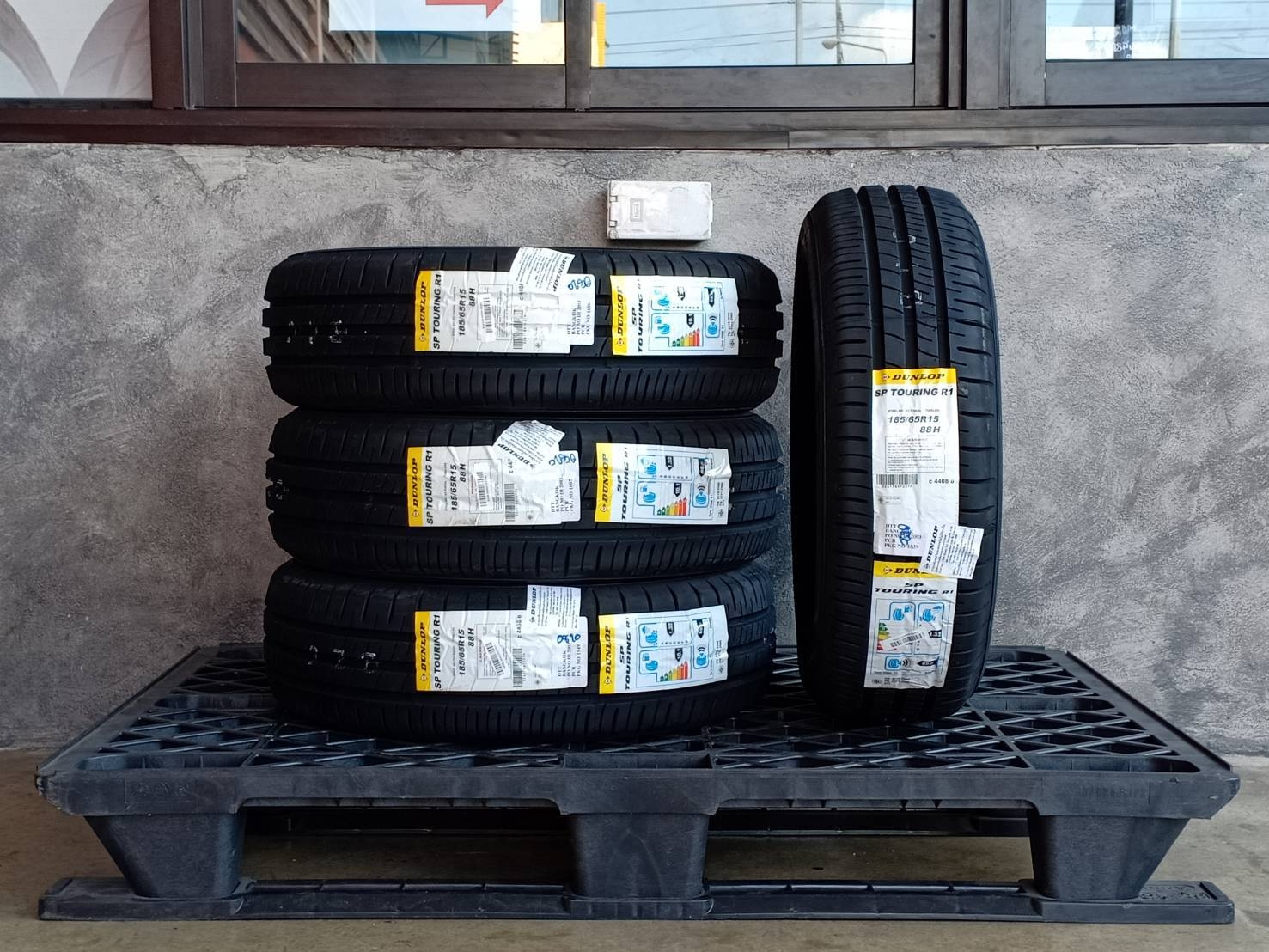 DUNLOP 185/65R15 SP TOURING R1 88H MADE IN INDONESIA