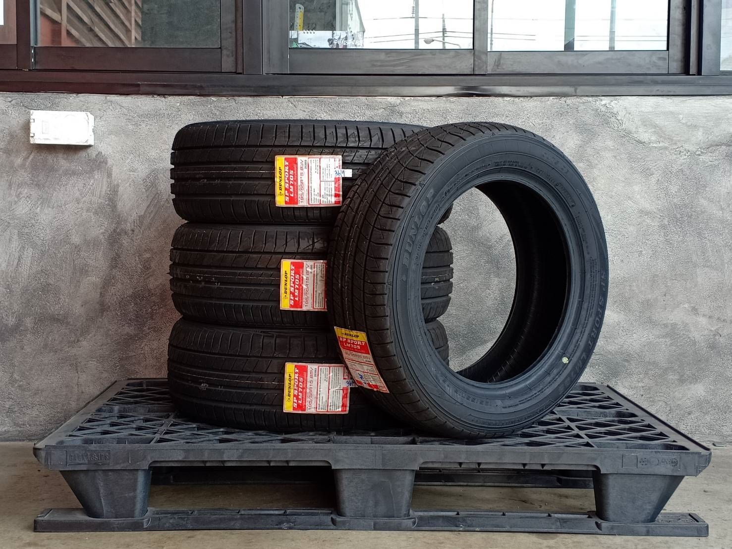 DUNLOP 195/55R15 LM705 85V MADE IN THAILAND