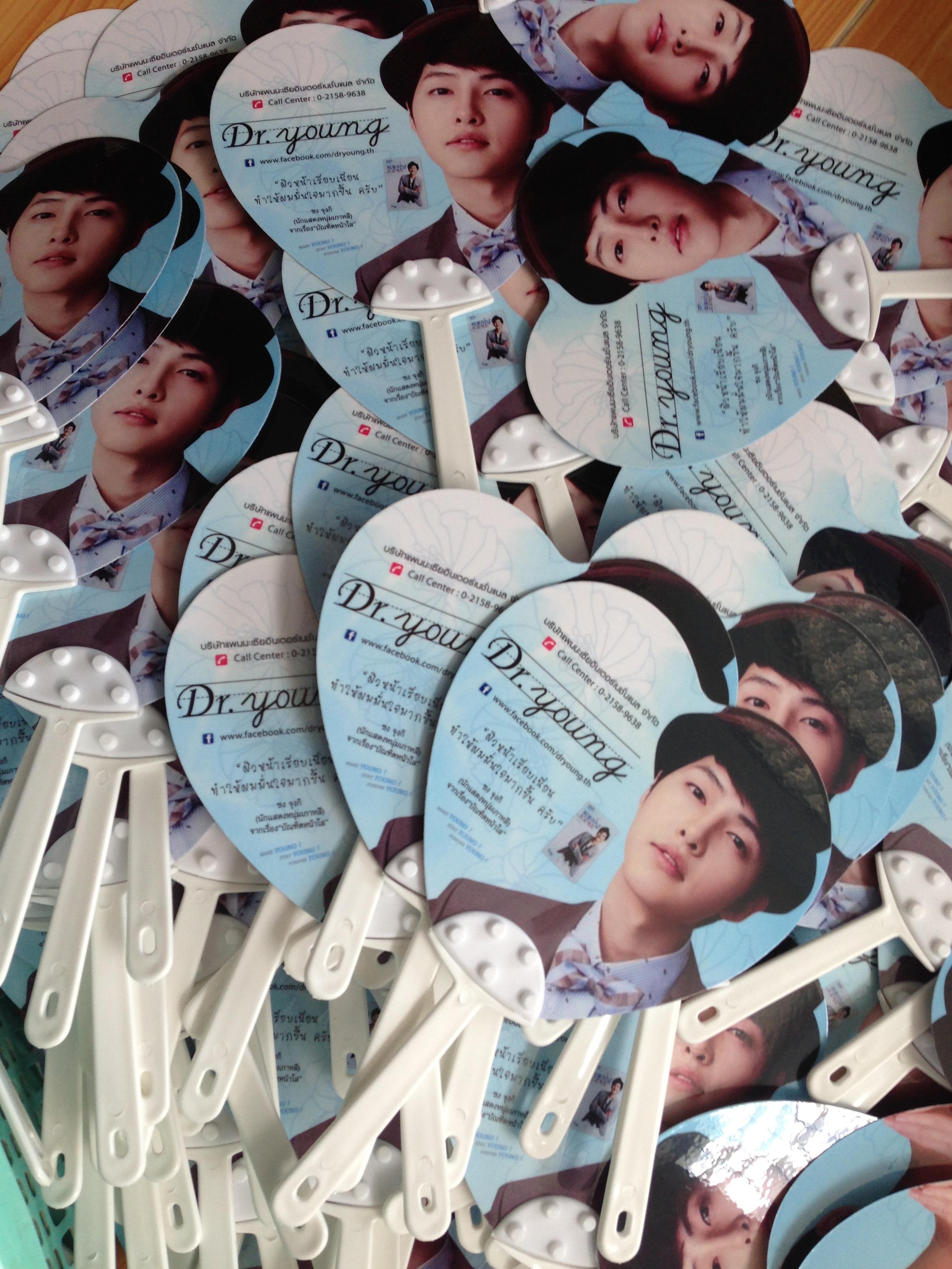 พัด Fan รับผลิตพัดพลาสติก พัดโบก พัดวงกลม สกรีนโลโก้ 4สีออฟเซต