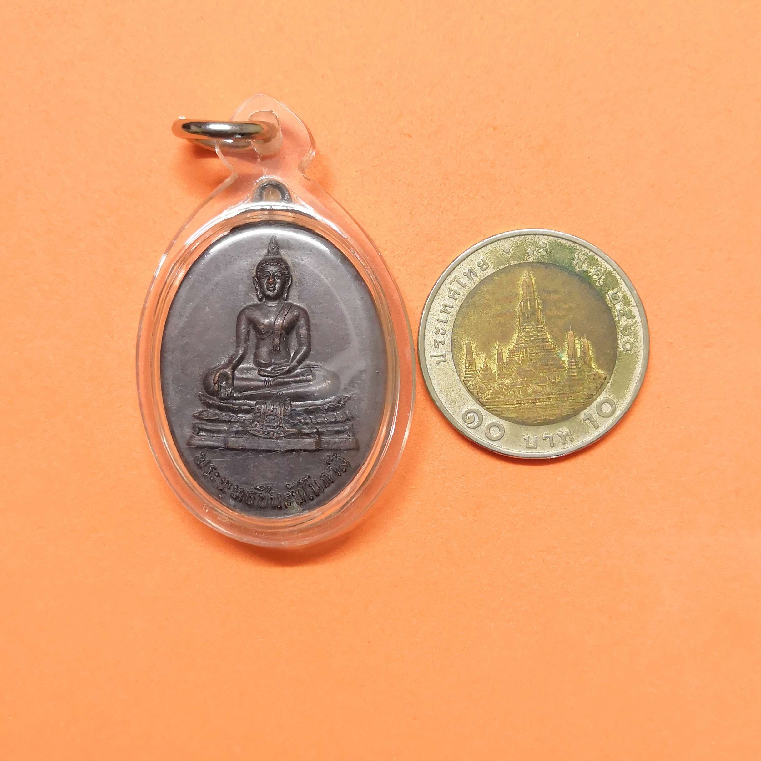เหรียญ พระพุทธชินธัมโมภาสี หลัง ภปร วัดธรรมมาราม นครชิคาโก ปี 2521 หลวงปู่โต๊ะ หลวงพ่อเกษม ปลุกเสก เนื้อทองแดง สูง 3.2 เซน