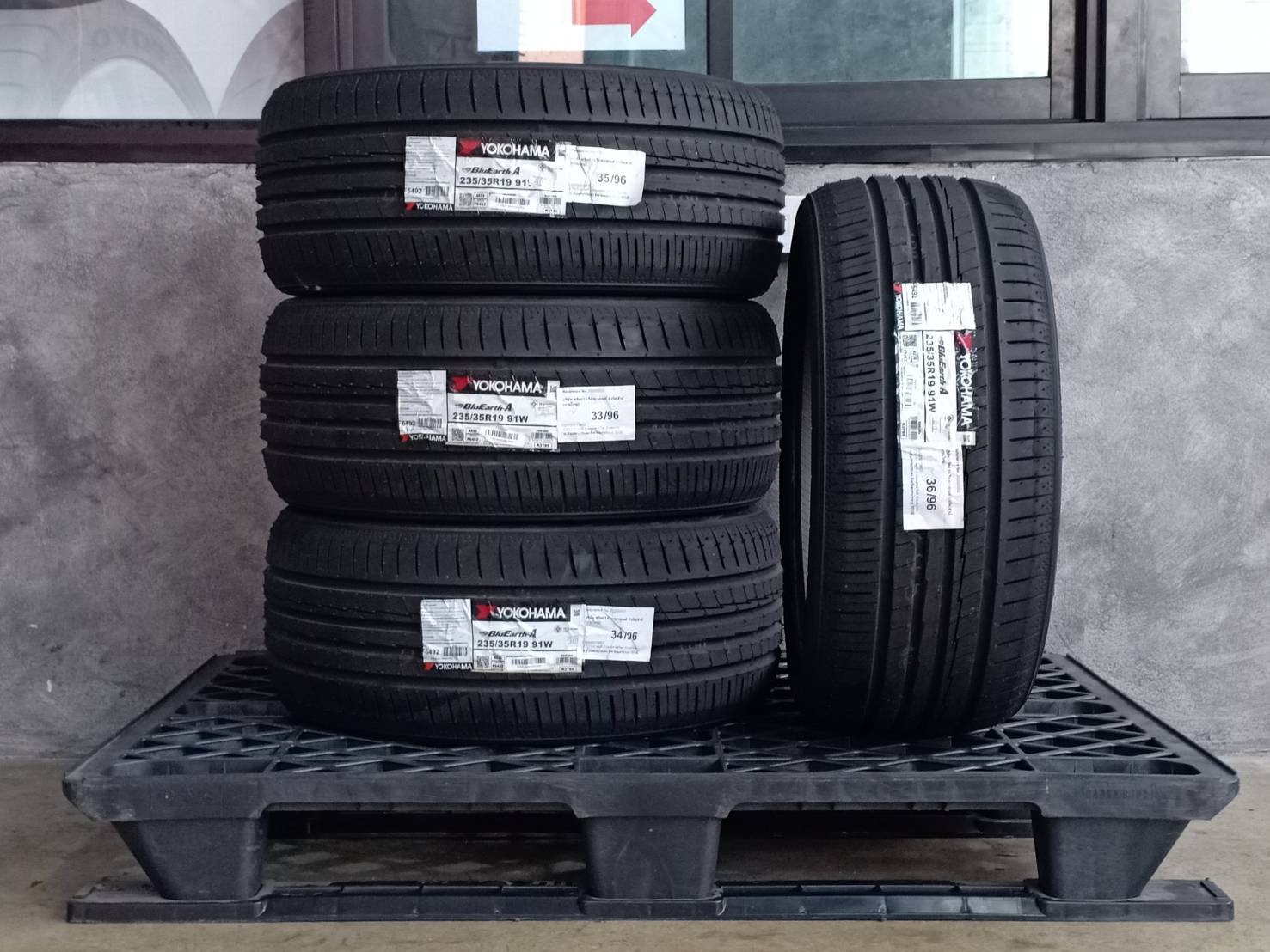 YOKOHAMA BLUEARTH-A AE50 235/35R19 ราคาพิเศษ