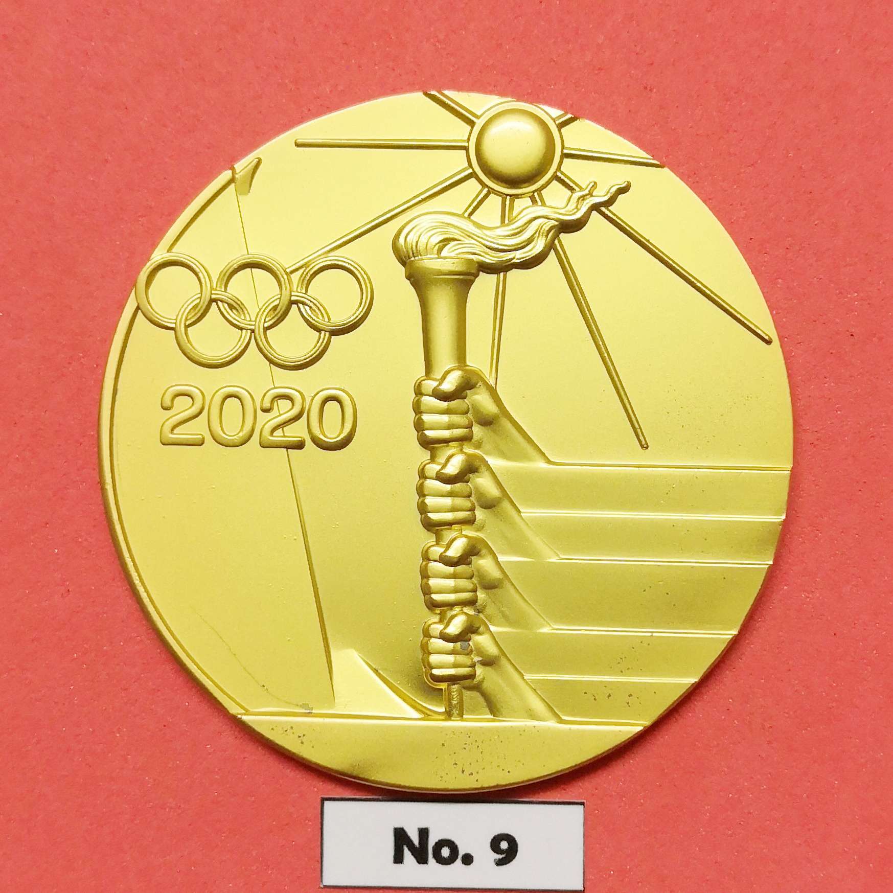 เหรียญ พิชิตชัย ส่งกำลังใจนักกีฬาไทยสู้ศึกโอลิมปิก 2020 จัดสร้างโดย สมาคมผู้สื่อข่าวกีฬาแห่งประเทศไทย ออกแบบโดย ศ.วิชัย สิทธิรัตน์ ศิลปินแห่งชาติ เหรียญชุบทอง ขนาด 5 เซน พร้อมกล่อง