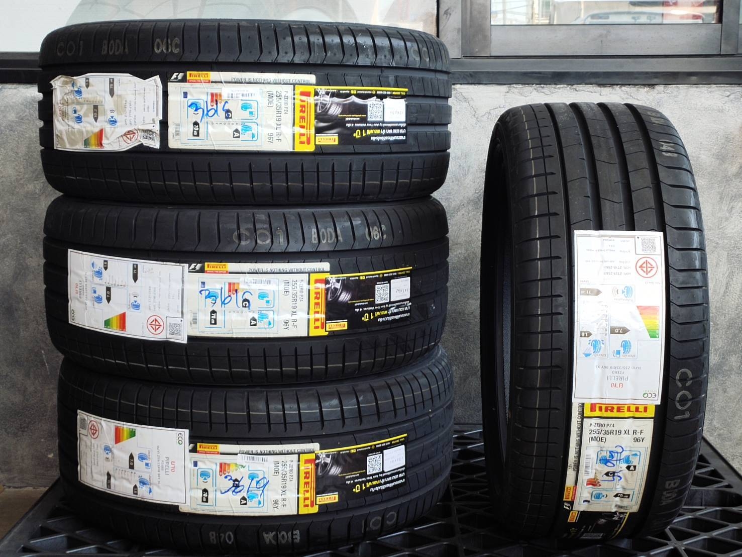PIRELLI 255/35R19 XL RUNFLAT MOE 96Y PZERO PZ4 ROMANIA