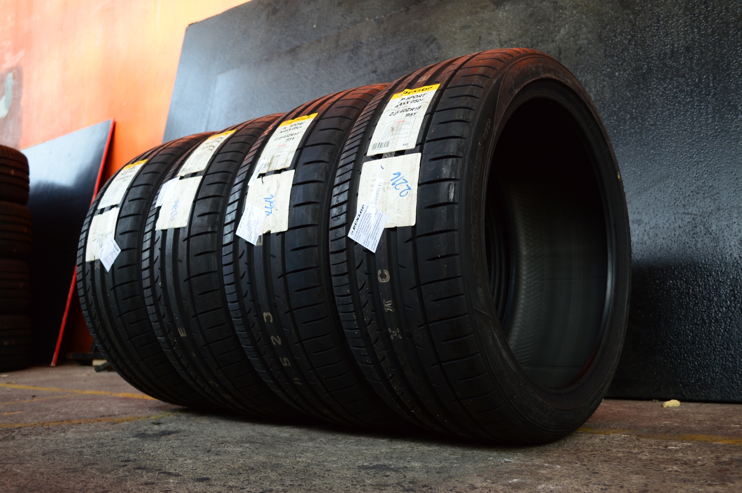 DUNLOP SP SPORT MAXX050+ 235-40R18 ขาย 3750 ปกติ 9000