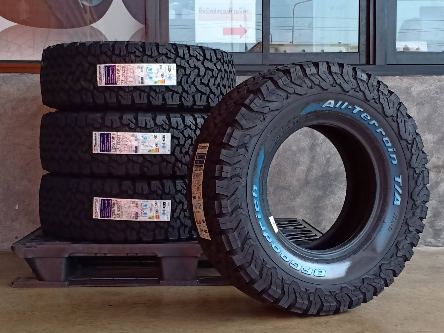 BF-GOODRICH 265/75R16 ALL TERRAIN T/A KO2 119/116R 8PR (ตัวหนังสือขาว) MADE IN THAILAND