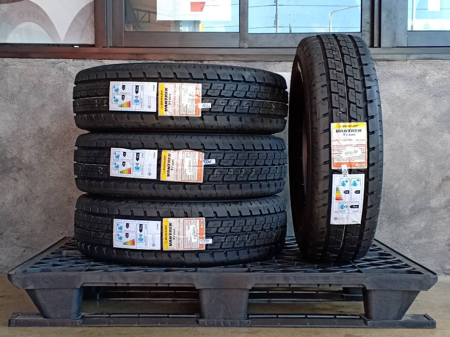 DUNLOP 225/75R15 VANTREK V1 PLUS 110/108Q MADE IN THAILAND