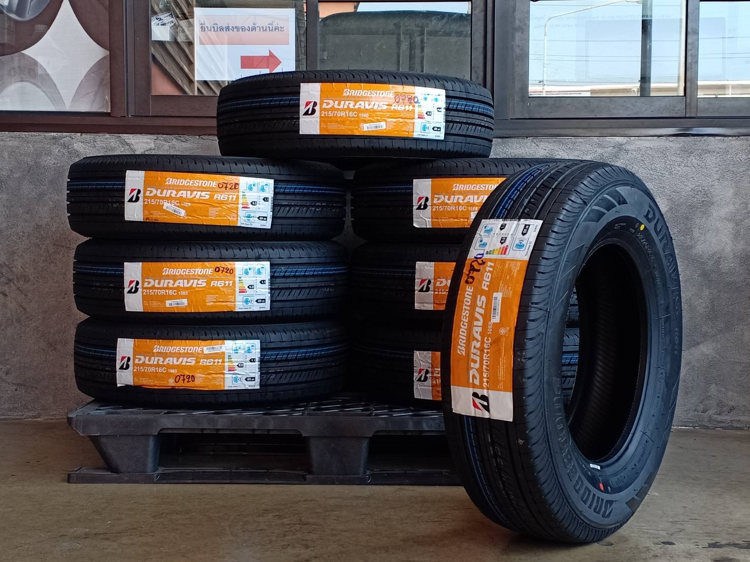 BRIDGESTONE DURAVIS R611 215/70R16 ปี20