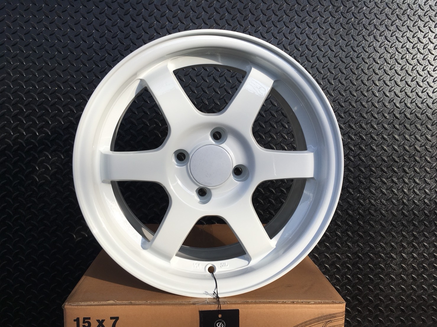 TE37 15X7.0 ET+35 4รู100 วงละ 2500 บาท สีขาว