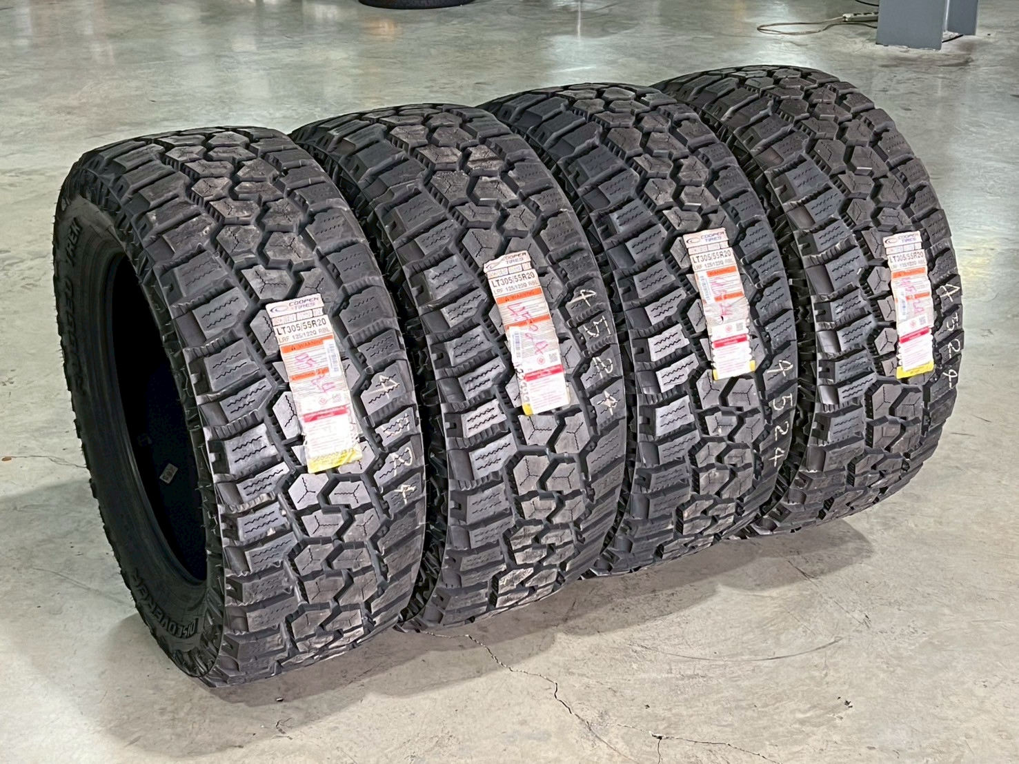 COOPER DISCOVERER RUGGED TREK ปี24 305/55R20 ราคาสุดพิเศษ