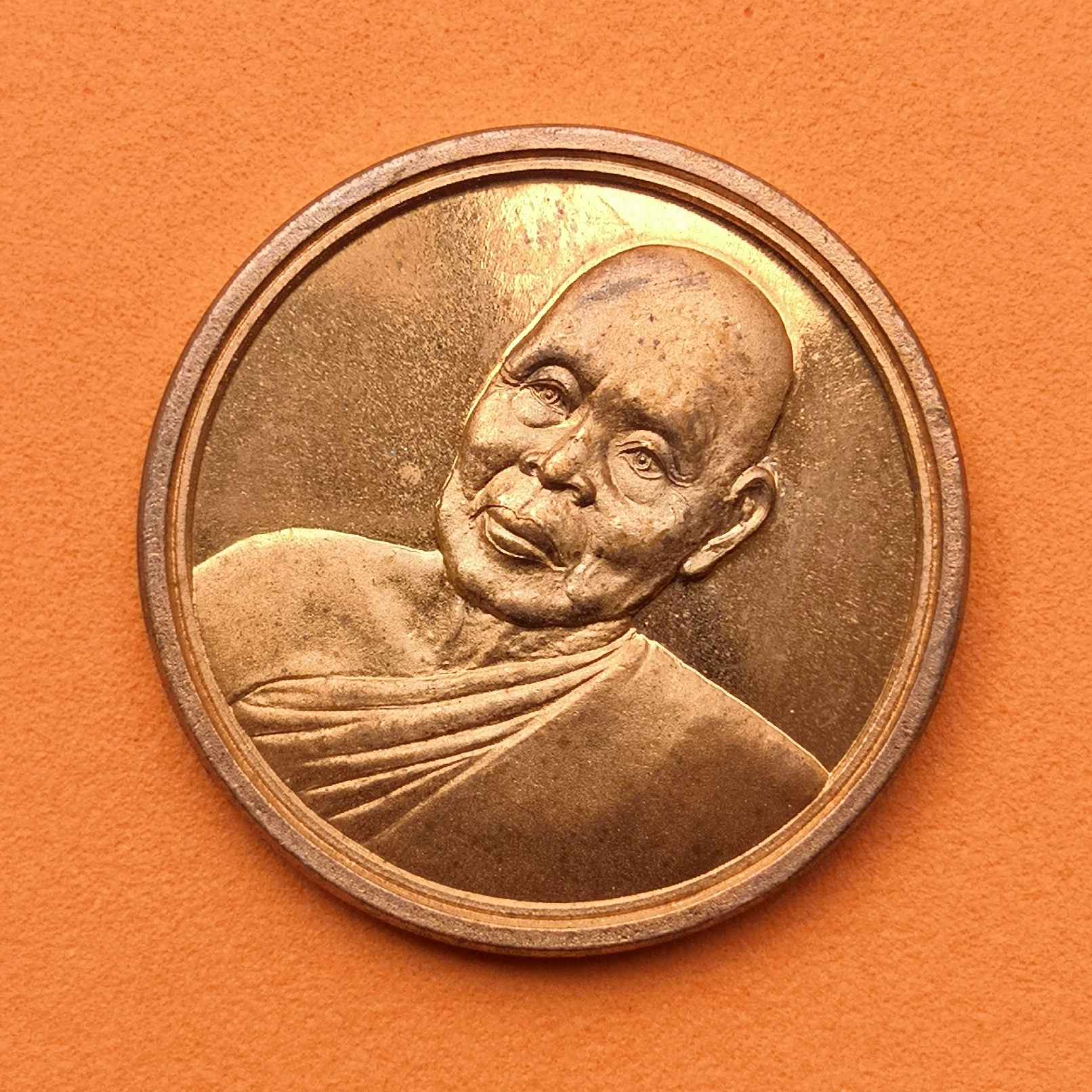 เหรียญ หลวงปู่ศรีจันทร์ วัณณาโภ วัดศรีสุทธาวาส (เลยหลง) จ.เลย ที่ระลึกฉลองสิริราชสมบัติ ครบ 50 ปี พศ 2539 เนื้อทองแดง ขนาด 2.8 เซน มีตอกโค้ดและหมายเลขกำกับ