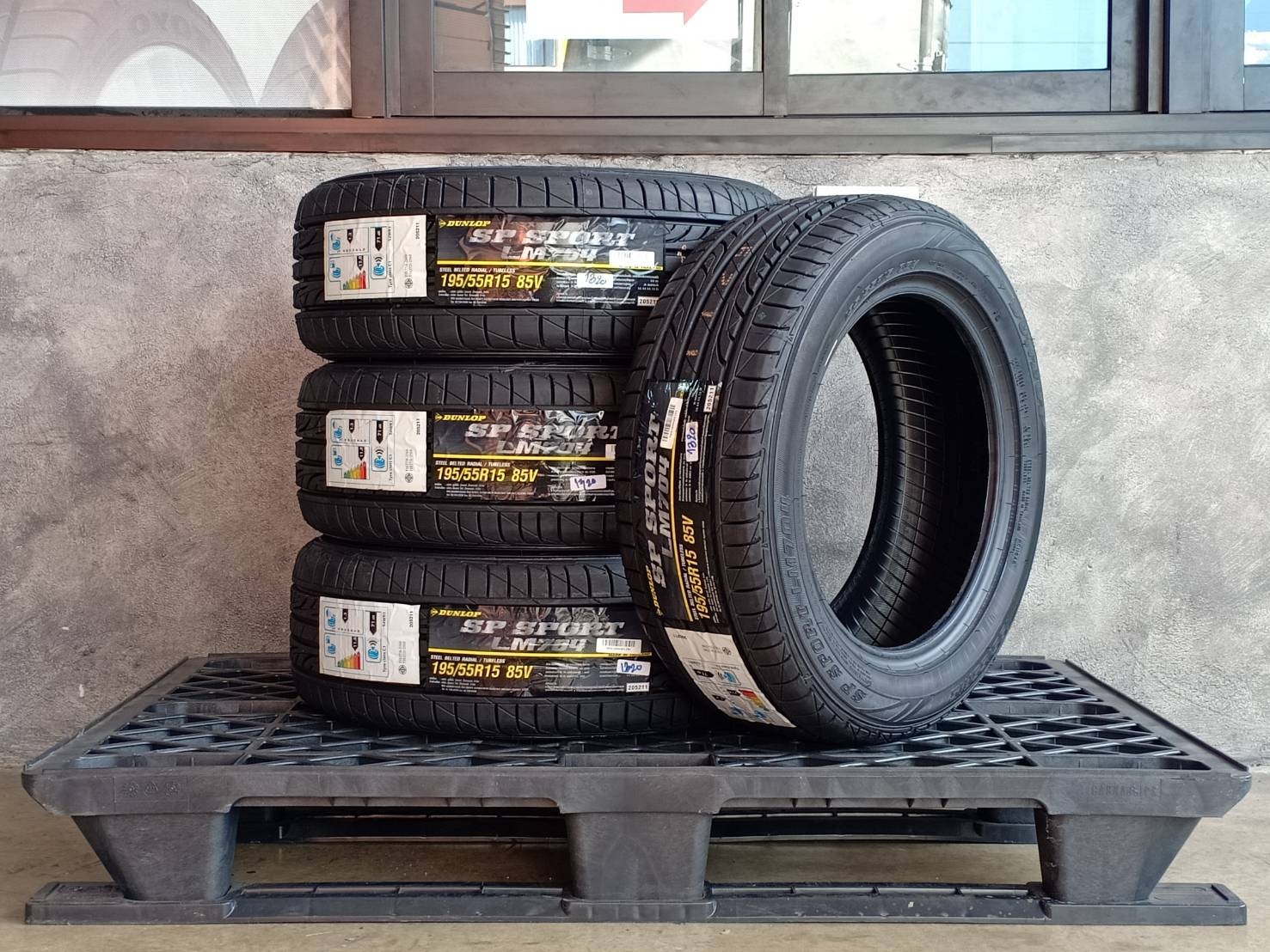 DUNLOP 195/55R15 SP SPORT LM704 85V MADE IN THAILAND.